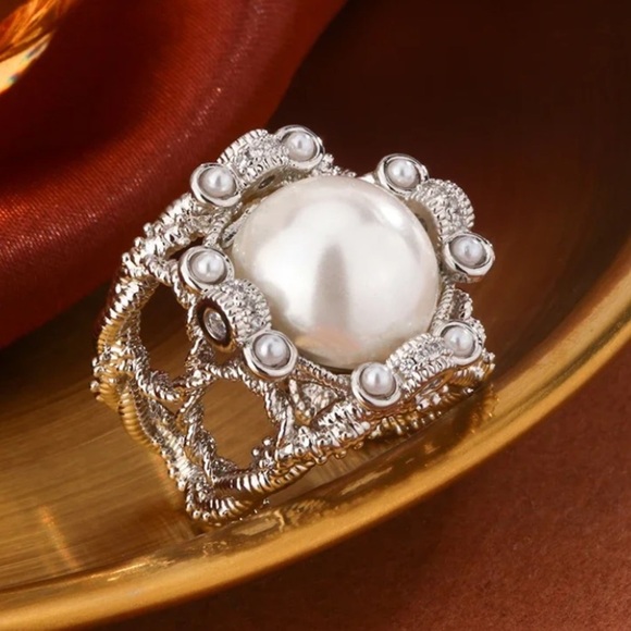 Sterling Silver Pearl Exaggerated Ring - Picture 4 of 10